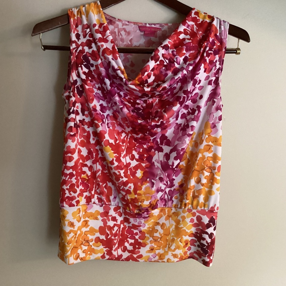SUNNY LEIGH SLEEVELESS SPRING TOP - SMALL